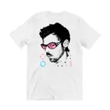 Remera blanca de algodón con estampado gráfico en la espalda. El estampado es un retrato en blanco y negro de un hombre con gafas de sol rosadas, rodeado de texto en tipografía rosa y azul claro.