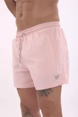Short de baño color rosa pálido, de corte corto y tiro medio, con cordón de ajuste en la cintura.