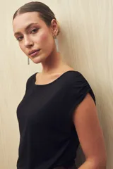 Remera negra de modal con cuello bote y mangas cortas con frunces.