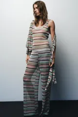Pantalón de tiro alto con cintura elástica y diseño a rayas horizontales de colores pastel con hilo metalizado.
