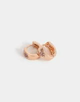 Aros tipo argolla bañados en oro rosa con detalle de flor con incrustaciones de strass rosado.