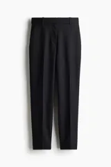 Pantalón tobillero negro de corte ajustado, con cintura estándar con elástico oculto, cierre con corchete oculto, bolsillos al bies y bolsillos traseros decorativos.