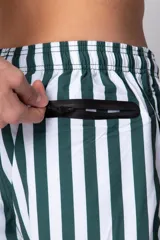 Short de baño para hombre con cintura elástica y cordón ajustable. Presenta un estampado de rayas verticales anchas en color verde oscuro y blanco. Incluye bolsillos laterales y un pequeño parche con logo en el bajo.