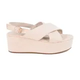 Sandalia de plataforma color nude, con tiras cruzadas y cierre ajustable en el talón.