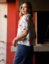 Camisa de lino con cuello con solapa, escote en V y abertura central con botones.