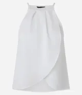 Blusa blanca sin mangas, con cuello halter y diseño cruzado en el frente.