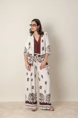 Blazer italiano de lino y viscosa color crudo con estampado de hojas en marrón oscuro. Manga tres cuartos con presilla y corte suelto.