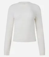 Blusa blanca de punto leve con cuello redondo y textura zigzag.