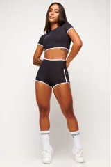 Short deportivo rojo con cintura alta y ribete blanco.