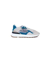 Championes urbanos color beige con detalles en azul y estampado animal print.