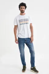 Pantalón de jean azul medio, corte slim fit.