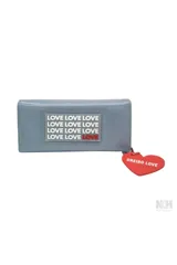 Billetera gris con estampado de la palabra "LOVE" en blanco y rojo. Incluye dije colgante en forma de corazón rojo con la inscripción "OREIRO LOVE".