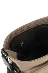 Bandolera negra de poliéster con correa ajustable y múltiples bolsillos con cierre.