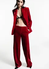Pantalón de vestir de terciopelo color rojo, de corte recto y tiro alto.