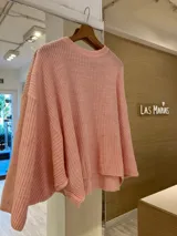 Sweater tejido color rosa con cuello redondo y mangas murciélago.