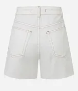 Bermuda mom de cintura mediana color blanco, confeccionada en sarga con detalle de bordado en el bolsillo reloj. Presenta trabillas en la cintura, cierre tradicional, bolsillos y costura contrastante aparente.