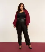 Pantalón negro de cuero sintético, corte recto, con bolsillos laterales tipo cargo con solapa y trabillas en la cintura.