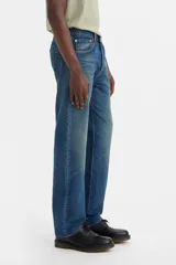 Pantalón de jean azul de corte recto, tiro medio y cierre con botones.