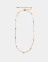 Collar corto dorado con cadena de perlas y dijes de corazones.