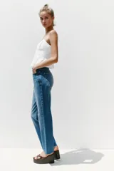 Jeans tobilleros de tiro alto color celeste, corte recto y cinco bolsillos.