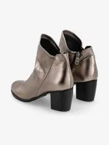 Botín de cuero negro con diseño moderno y silueta estilizada. Su taco ancho brinda estabilidad y comodidad, mientras que el corte limpio realza la elegancia del modelo.