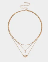 Collar corto dorado multicadena con dije de corazón y letra R.