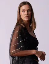 Kimono plisado color gris, marca Do Jessica McClintock, con terminación de ruedo con flecos.