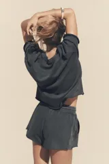 Sudadera gris oscuro con cuello en V y mangas 3/4. Tejido con efecto lavado y rib a tono.