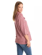 Buzo tejido con textura, color rosado y blanco, de la marca Ruby Rd. Presenta cuello volcado y mangas 3/4.