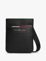 Bandolera negra de Tommy Hilfiger con acabado texturizado, cierre de cremallera, correa ajustable, compartimento principal, bolsillo interior con cremallera, logo metálico de Tommy Hilfiger en la parte delantera y detalles distintivos de la marca.