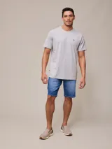 Remera azul marino de algodón con cuello redondo y logo bordado en el pecho.