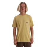 Remera color mostaza de manga corta con bolsillo en el pecho y etiqueta con logo de la marca Roark.