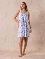 Camisón corto de tejido suave color lila con estampado de manchas difuminadas. Tiene escote redondo con botones y detalle plisado en el pecho.