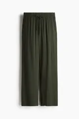 Pantalón verde militar de viscosa, corte amplio, tiro alto, cintura elastizada con cordón de ajuste, bolsillos laterales y piernas rectas.