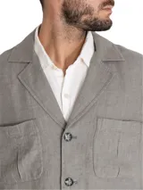 Chaqueta tipo blazer RKF Fornillo confeccionada en lino orgánico color gris, con cuello de solapa, cierre con botones y múltiples bolsillos con fuelle.