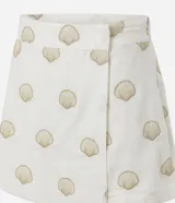 Short pollera de cintura alta, confeccionado en viscolino con estampado de caracolas.