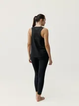 Musculosa deportiva negra con logo estampado en el pecho y tejido mesh en la parte superior.