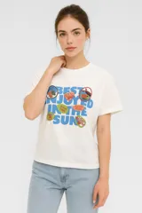Remera blanca de algodón con estampado de texto y dibujos de frutas.