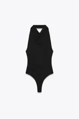 Body negro de cuello halter drapeado con espalda descubierta y cierre inferior con botones a presión.
