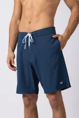 Short de baño azul marino con cordón blanco en la cintura y logo de la marca en la pierna derecha.