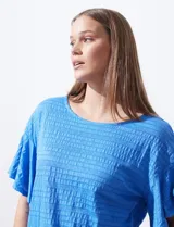 Blusa azul de algodón texturado, marca Ruby Rd. Manga corta con terminación amplia y cuello redondo.
