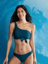 Conjunto de bikini color azul petróleo, con corpiño asimétrico de un solo hombro con nudo en el centro y bombacha colaless.
