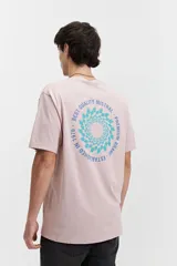 Remera manga corta color rosa con cuello redondo y logo estampado en el pecho.