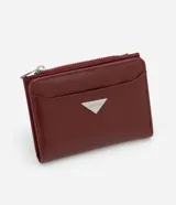 Billetera pequeña tipo sobre, color borgoña, con cierre de cremallera y botón a presión. Cuenta con un bolsillo externo para tarjetas y separadores internos para documentos y tarjetas.