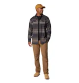 Camisa de franela Columbia para hombre, a cuadros en tonos negro, gris, beige y blanco. Confeccionada en algodón con elastano para mayor comodidad y flexibilidad. Cuenta con cuello abotonado, cierre frontal con botones, dos bolsillos en el pecho con cierre de botón y puños abotonados.