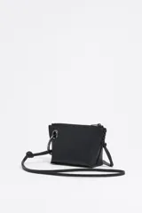 Monedero mini Bimba y Lola de cuero negro con asa extraíble, logo metálico y cierre con cremallera.