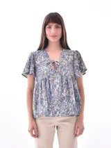 Blusa estampada con cuello en V, mangas cortas con volados y detalle de lazo en el escote.