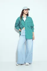 Jean wide leg de tiro medio, color celeste claro con lavado degradado, de corte amplio y pierna ancha.