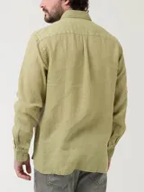 Camisa de lino color verde oliva, con cuello camisero, teñida en prenda. Tiene un bolsillo en el pecho con bordado al tono. De manga larga y calce regular.