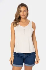 Musculosa negra con escote cuadrado, breteles anchos y bolsillo de parche en el pecho.